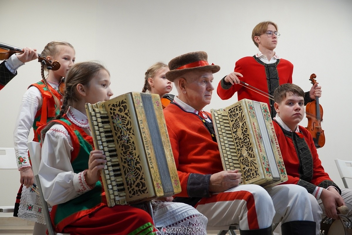 Rodzinna Rzeczpospolita Kurpiowska - koncert finałowy w Łysych [27.10.2024] - zdjęcie #10 - eOstroleka.pl