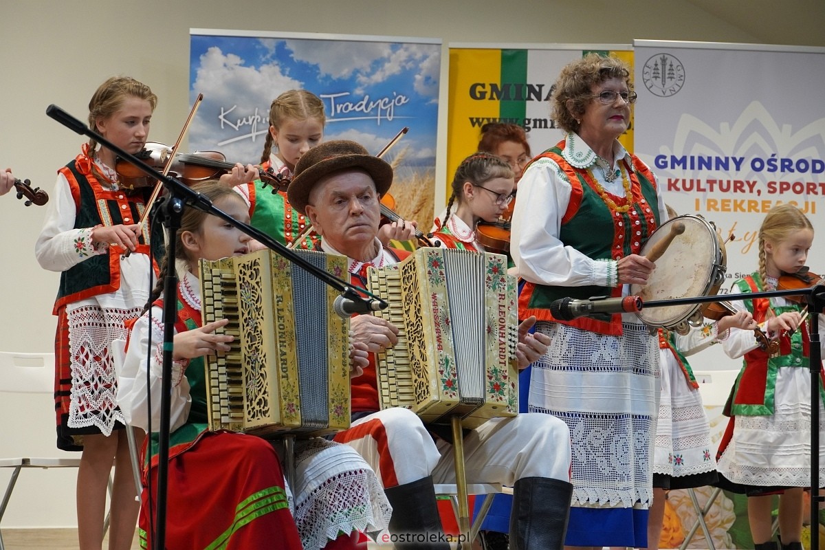 Rodzinna Rzeczpospolita Kurpiowska - koncert finałowy w Łysych [27.10.2024] - zdjęcie #5 - eOstroleka.pl
