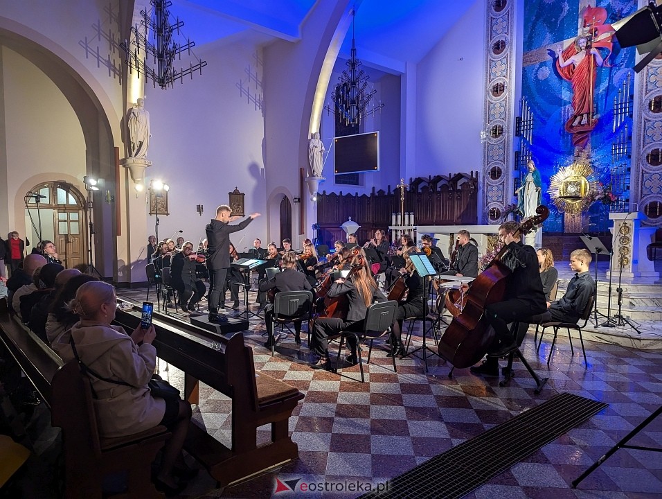 Koncert Muzyczna zmiana czasu Ostrołęckiej Orkiestry Kameralnej [27.10.2024] - zdjęcie #12 - eOstroleka.pl