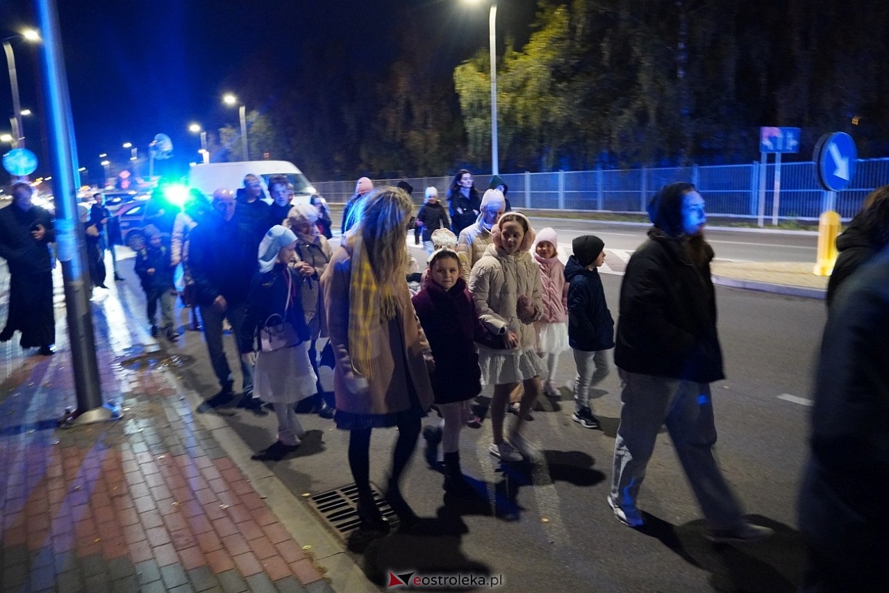 Korowód świętych ulicami Ostrołęki [30.10.2024] - zdjęcie #21 - eOstroleka.pl