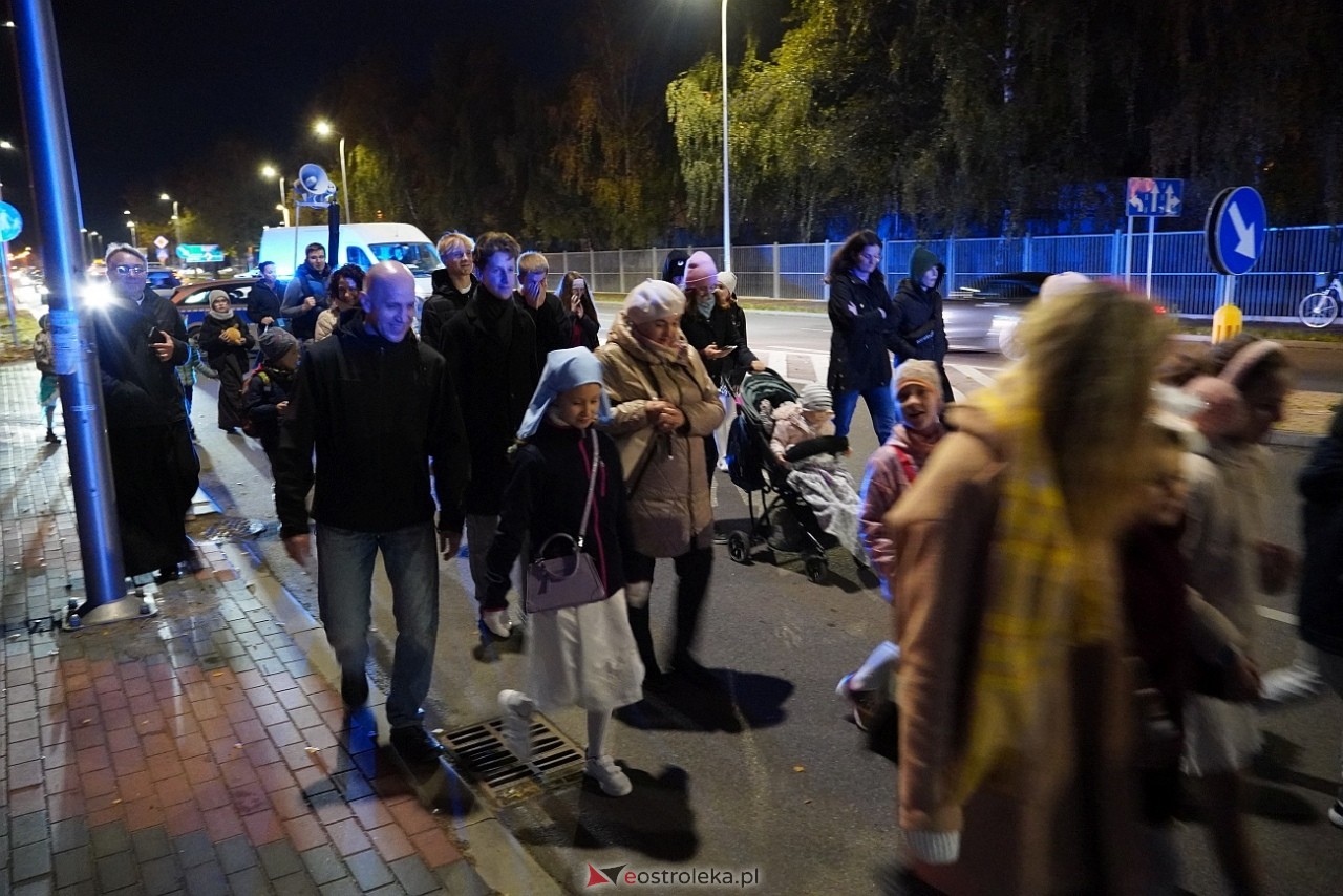 Korowód świętych ulicami Ostrołęki [30.10.2024] - zdjęcie #20 - eOstroleka.pl