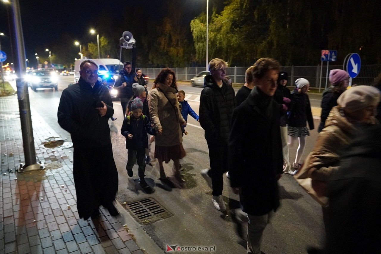 Korowód świętych ulicami Ostrołęki [30.10.2024] - zdjęcie #19 - eOstroleka.pl