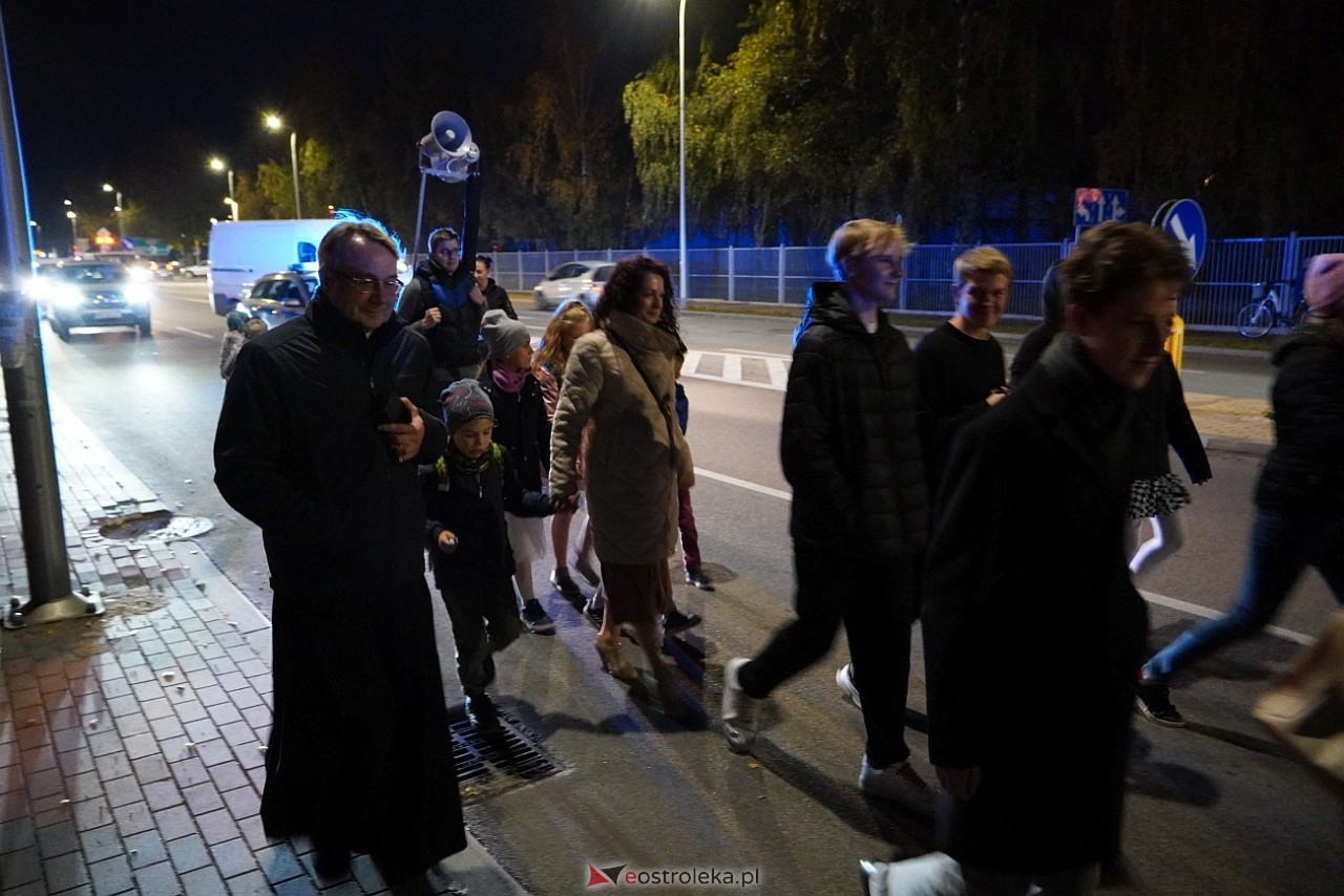 Korowód świętych ulicami Ostrołęki [30.10.2024] - zdjęcie #18 - eOstroleka.pl