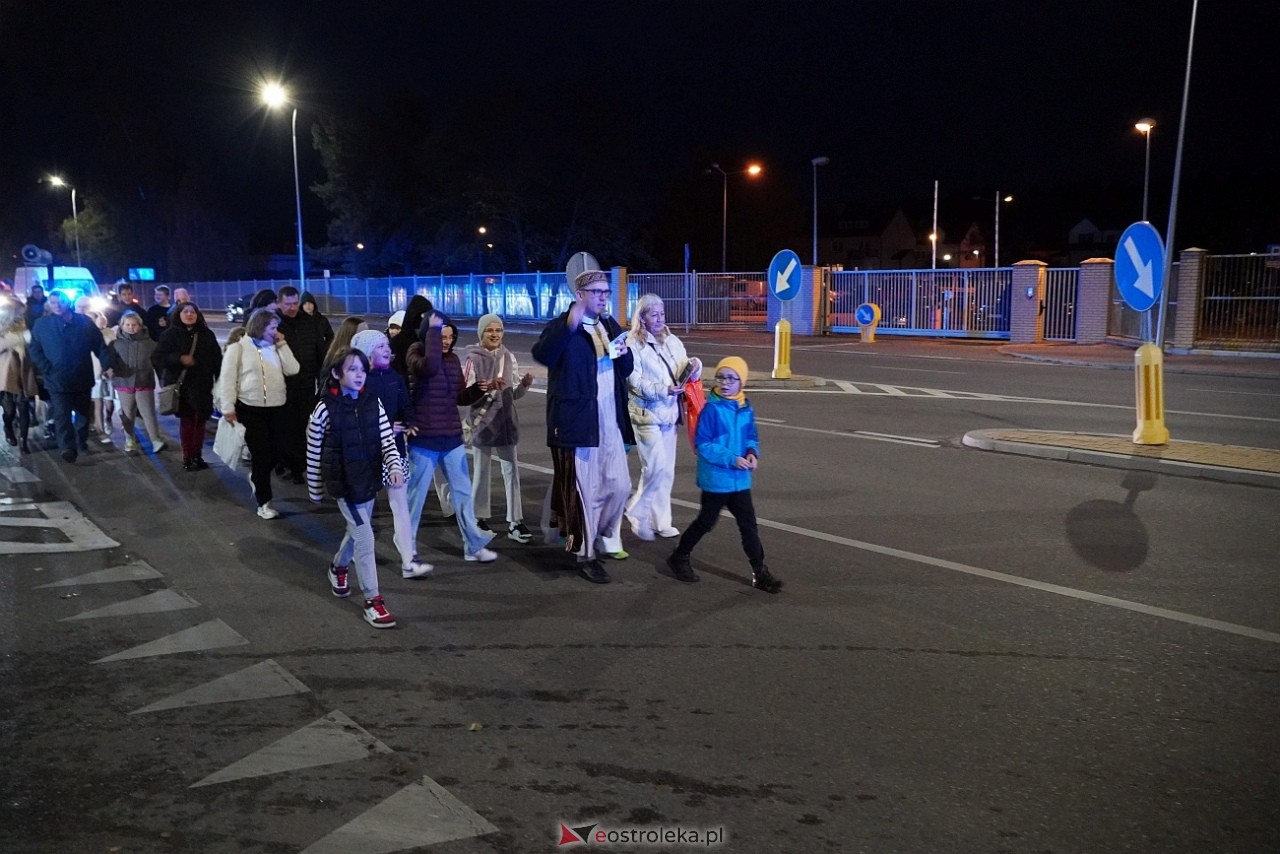 Korowód świętych ulicami Ostrołęki [30.10.2024] - zdjęcie #16 - eOstroleka.pl
