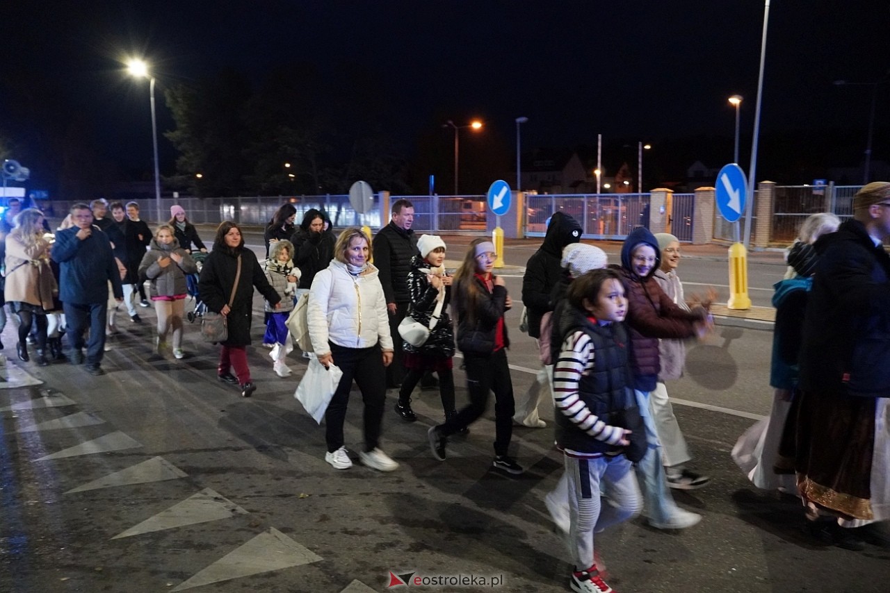 Korowód świętych ulicami Ostrołęki [30.10.2024] - zdjęcie #13 - eOstroleka.pl