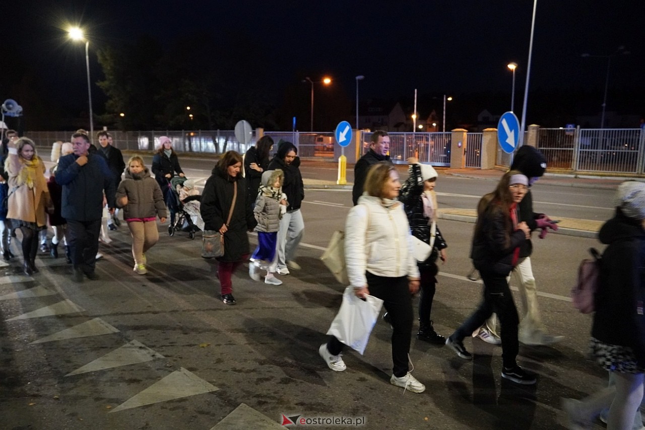 Korowód świętych ulicami Ostrołęki [30.10.2024] - zdjęcie #12 - eOstroleka.pl