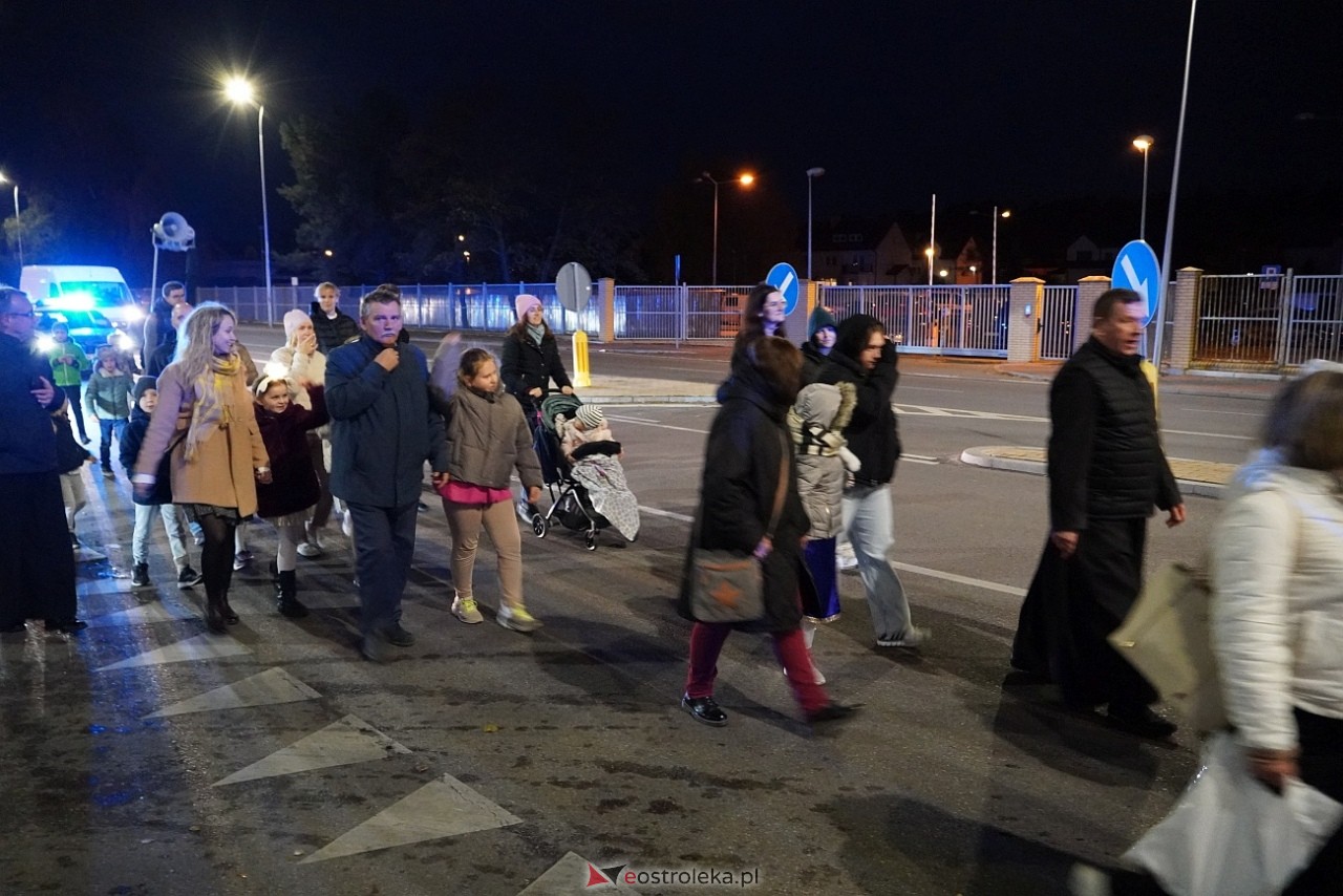 Korowód świętych ulicami Ostrołęki [30.10.2024] - zdjęcie #11 - eOstroleka.pl