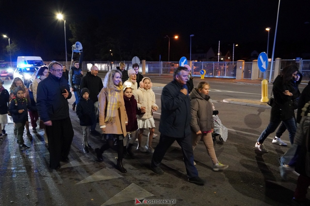 Korowód świętych ulicami Ostrołęki [30.10.2024] - zdjęcie #10 - eOstroleka.pl
