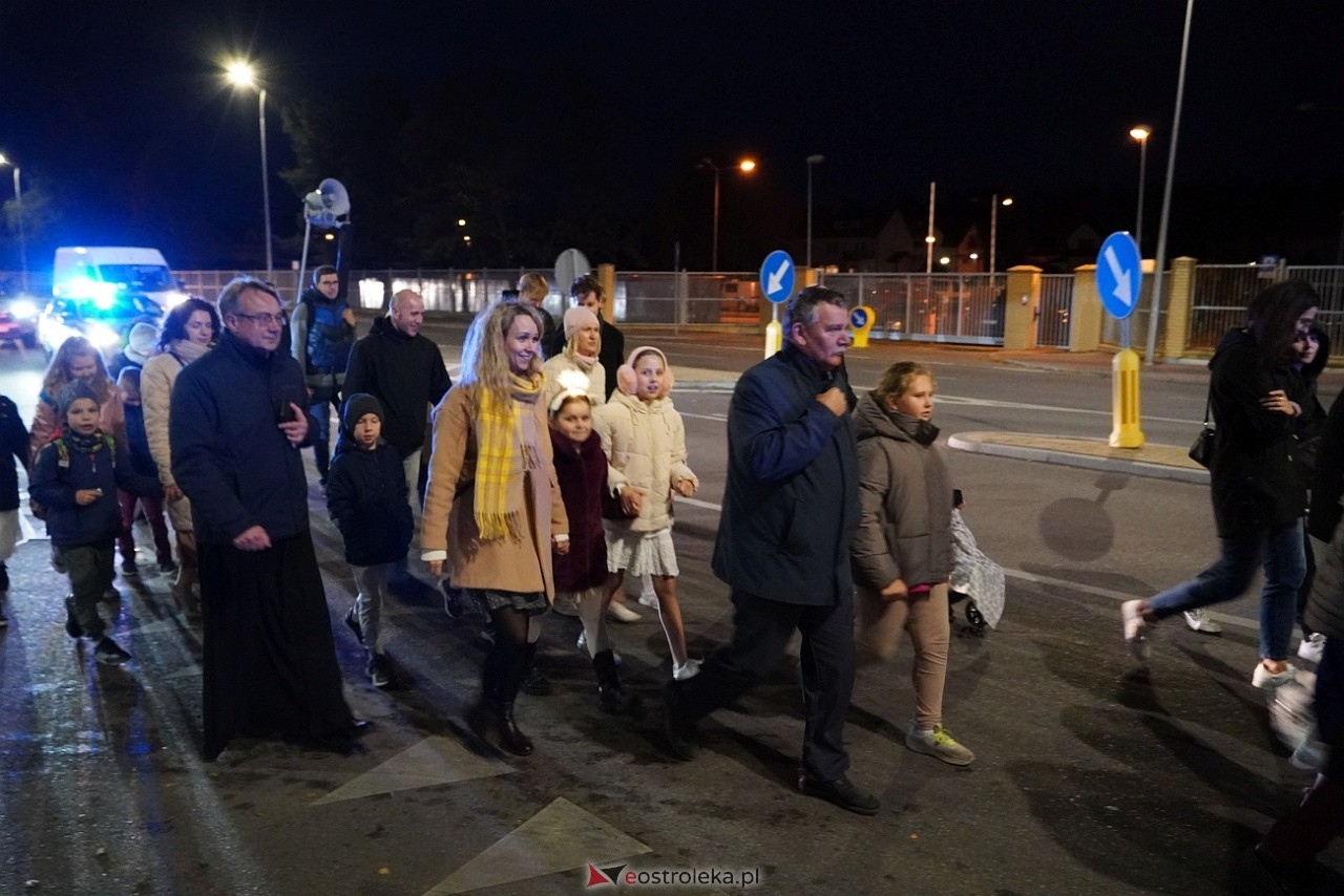 Korowód świętych ulicami Ostrołęki [30.10.2024] - zdjęcie #9 - eOstroleka.pl