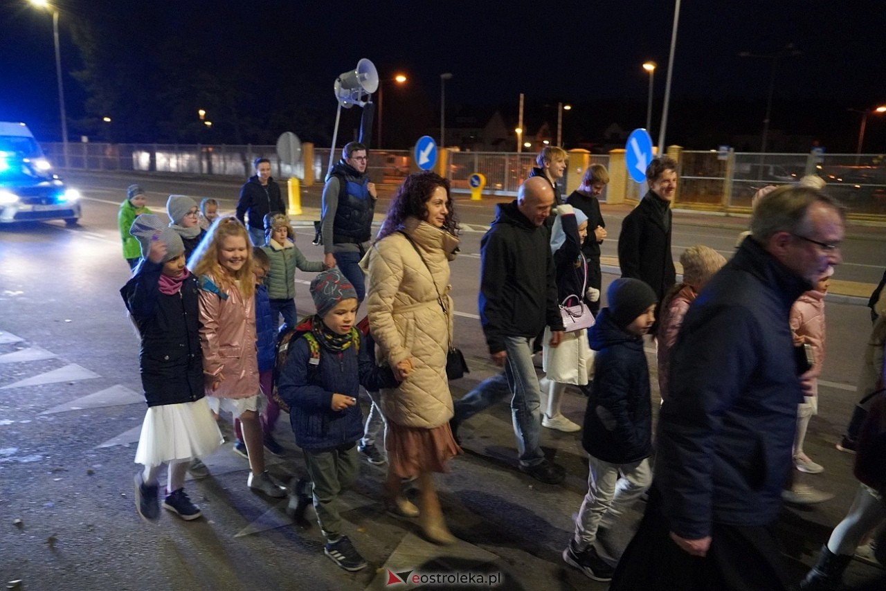 Korowód świętych ulicami Ostrołęki [30.10.2024] - zdjęcie #8 - eOstroleka.pl