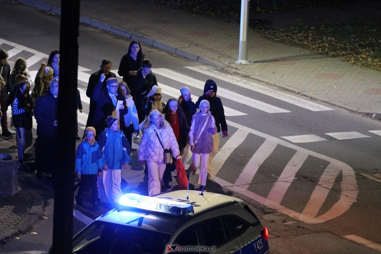Korowód świętych ulicami Ostrołęki [30.10.2024] - zdjęcie #6 - eOstroleka.pl