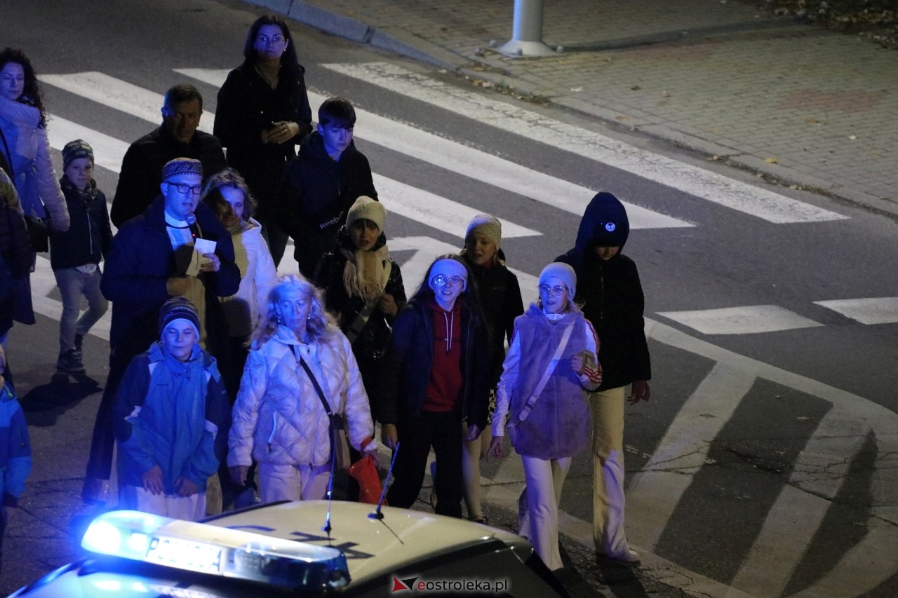 Korowód świętych ulicami Ostrołęki [30.10.2024] - zdjęcie #5 - eOstroleka.pl