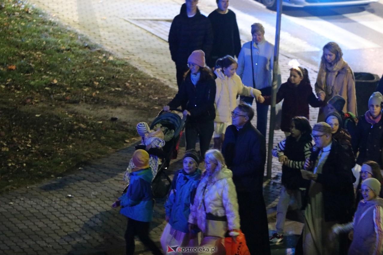 Korowód świętych ulicami Ostrołęki [30.10.2024] - zdjęcie #2 - eOstroleka.pl
