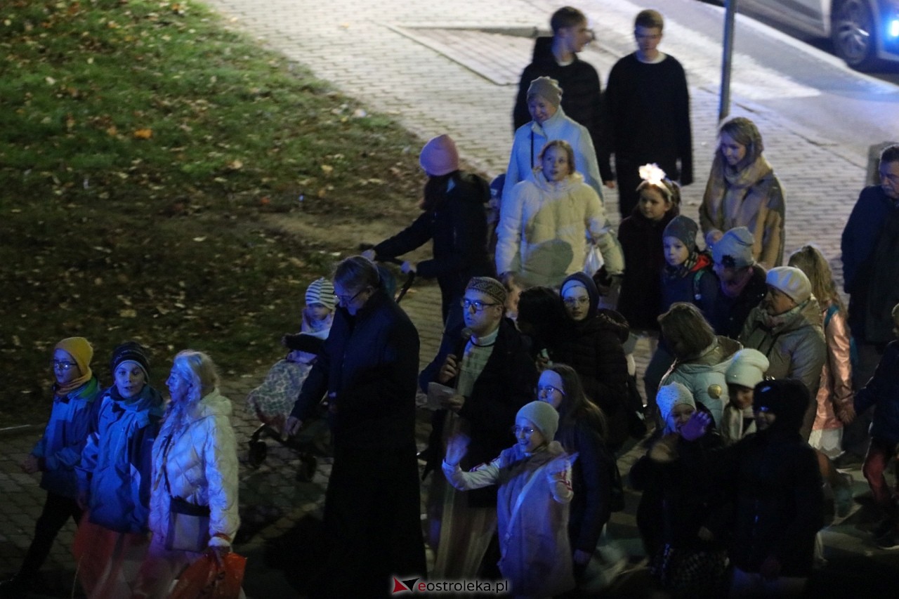 Korowód świętych ulicami Ostrołęki [30.10.2024] - zdjęcie #1 - eOstroleka.pl