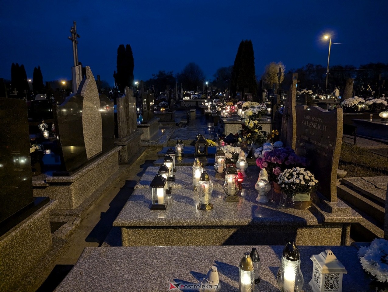 Ostrołęckie cmentarze w blasku zniczy [1.11.2024] - zdjęcie #56 - eOstroleka.pl