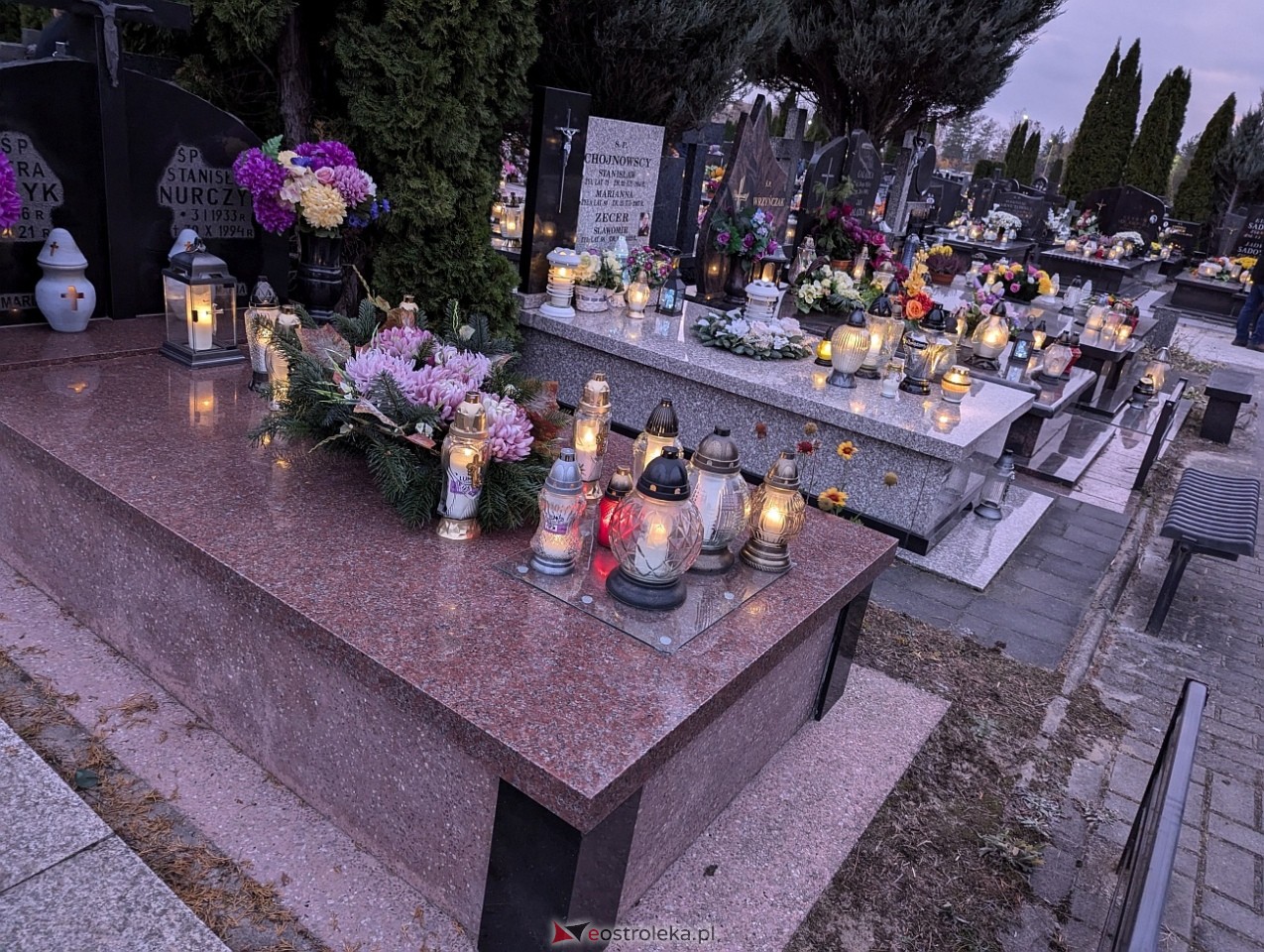 Ostrołęckie cmentarze w blasku zniczy [1.11.2024] - zdjęcie #52 - eOstroleka.pl