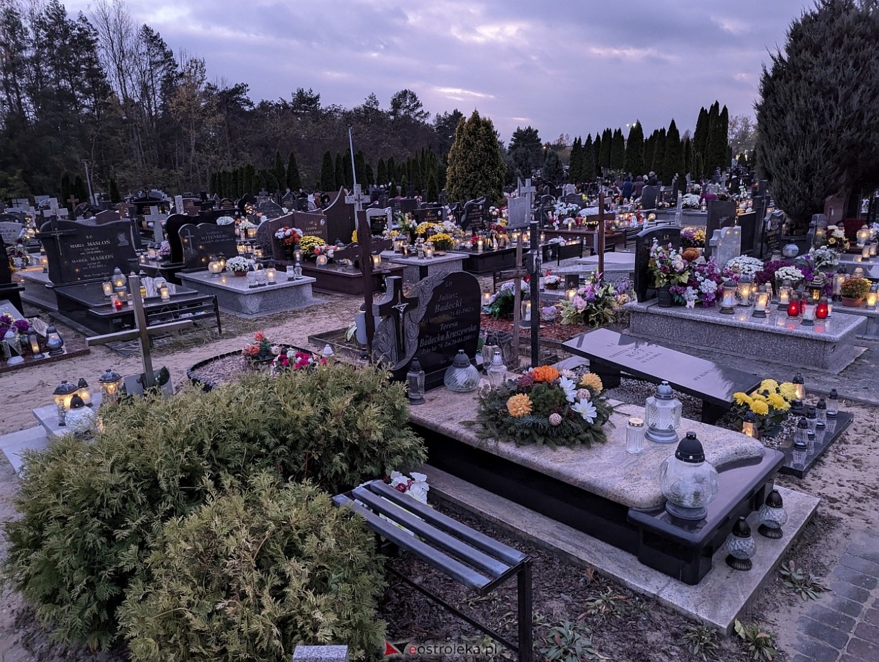 Ostrołęckie cmentarze w blasku zniczy [1.11.2024] - zdjęcie #51 - eOstroleka.pl