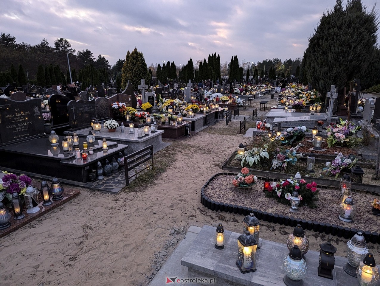 Ostrołęckie cmentarze w blasku zniczy [1.11.2024] - zdjęcie #50 - eOstroleka.pl