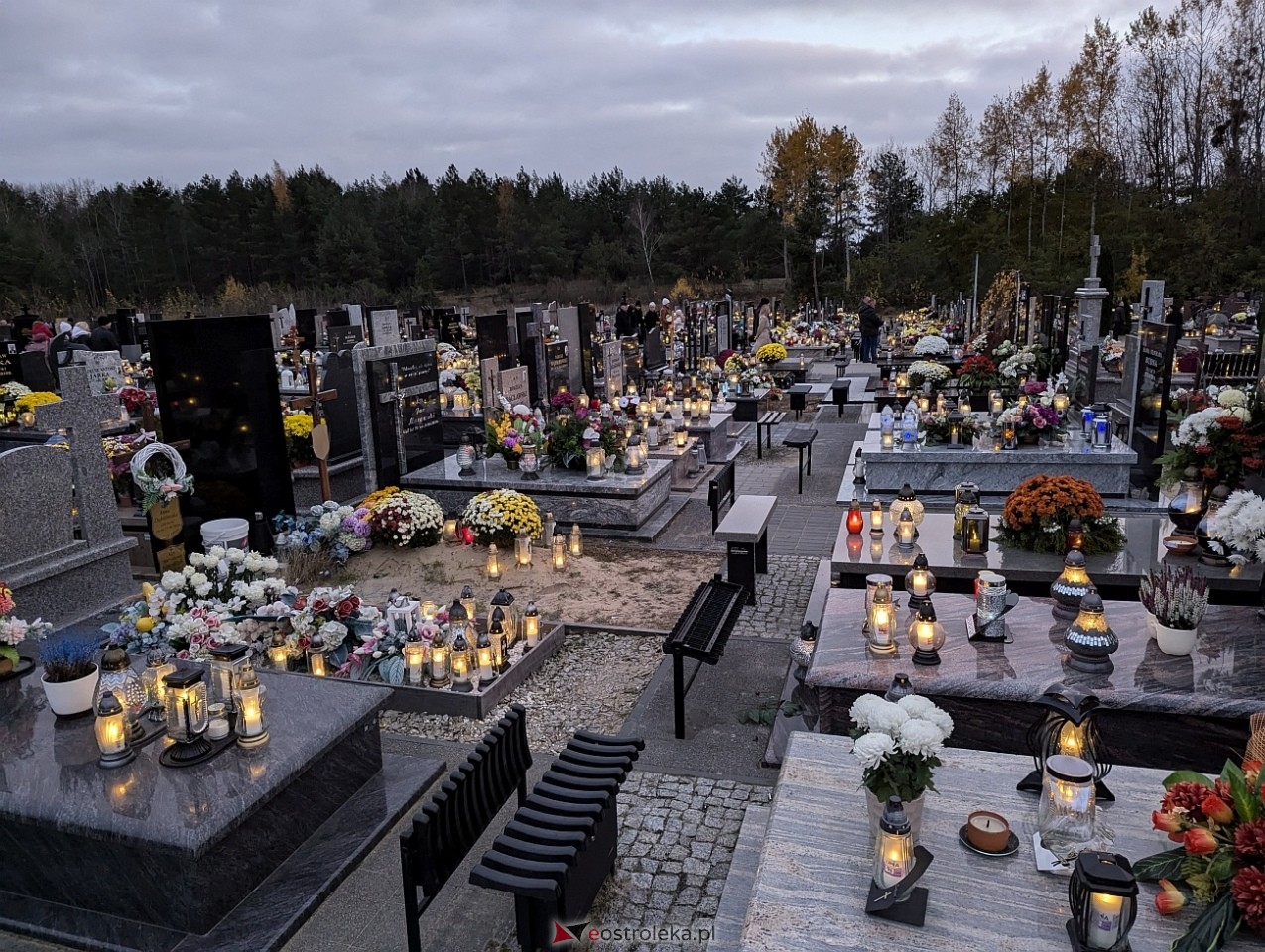 Ostrołęckie cmentarze w blasku zniczy [1.11.2024] - zdjęcie #49 - eOstroleka.pl
