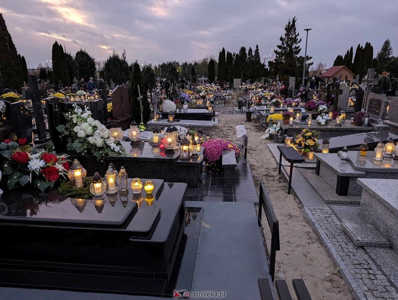 Ostrołęckie cmentarze w blasku zniczy [1.11.2024] - zdjęcie #48 - eOstroleka.pl