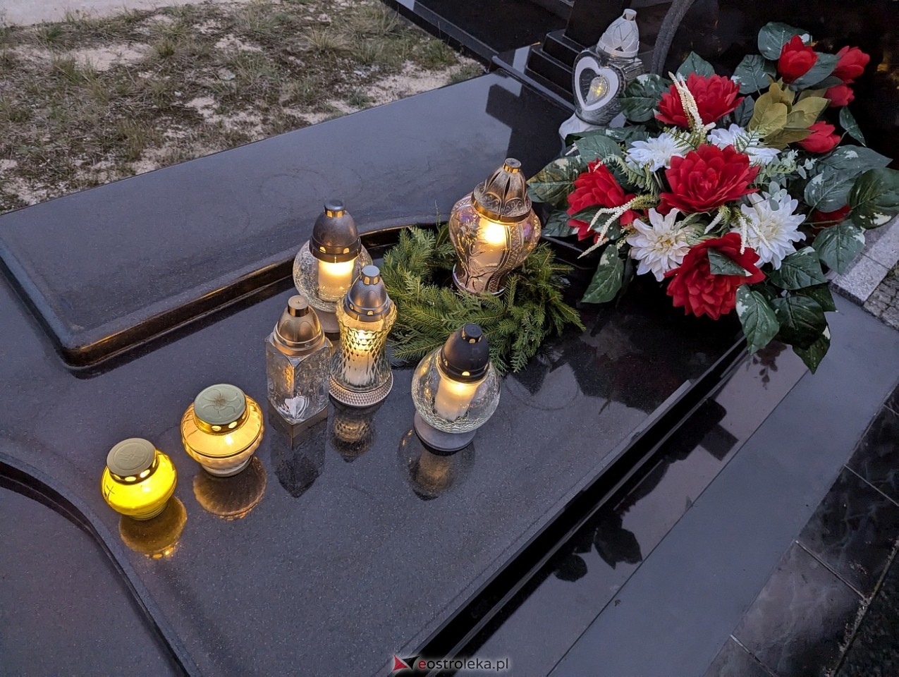 Ostrołęckie cmentarze w blasku zniczy [1.11.2024] - zdjęcie #47 - eOstroleka.pl