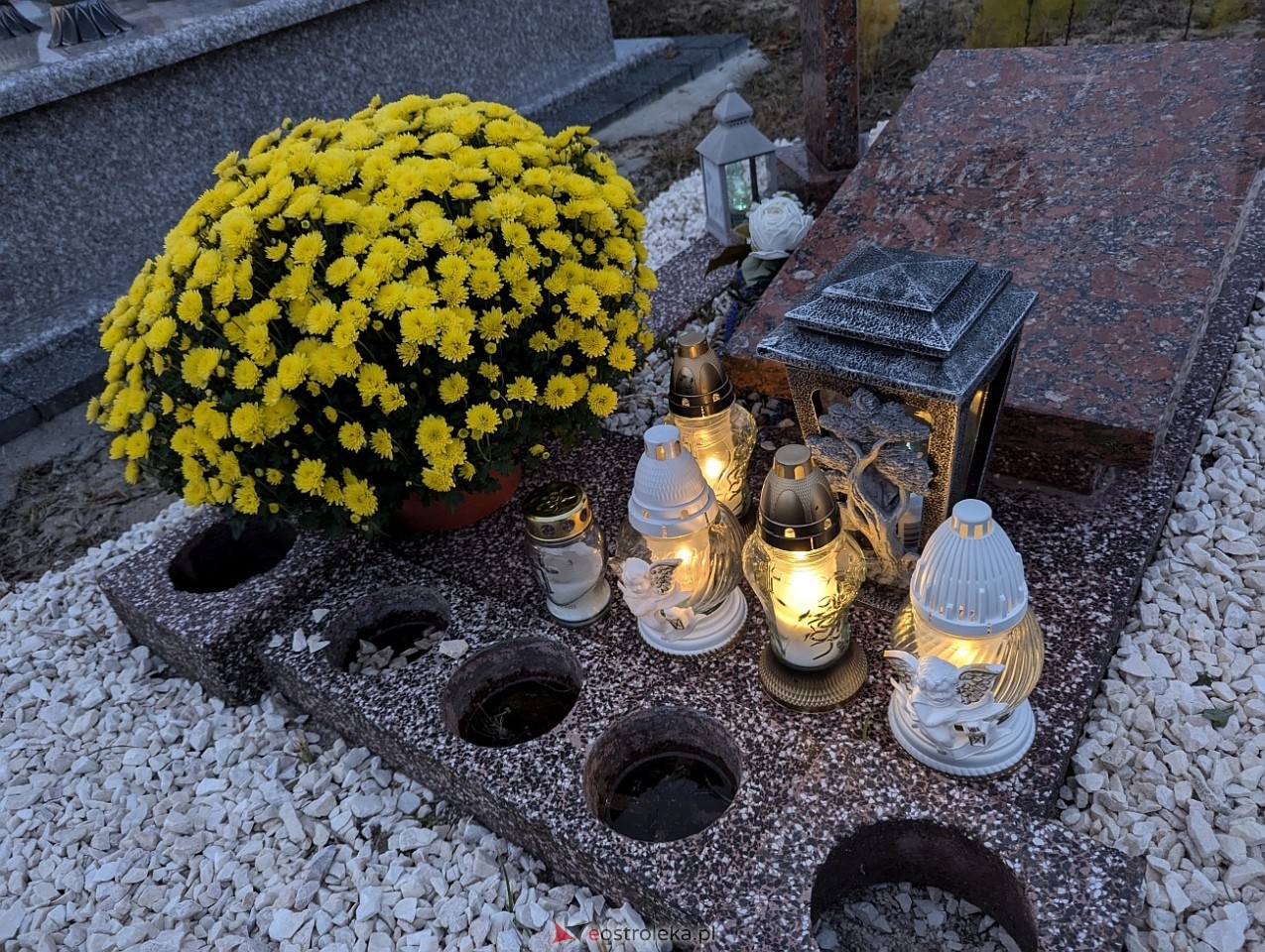 Ostrołęckie cmentarze w blasku zniczy [1.11.2024] - zdjęcie #46 - eOstroleka.pl