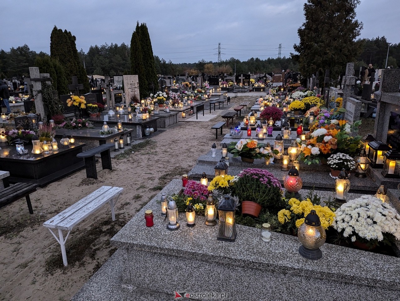 Ostrołęckie cmentarze w blasku zniczy [1.11.2024] - zdjęcie #45 - eOstroleka.pl