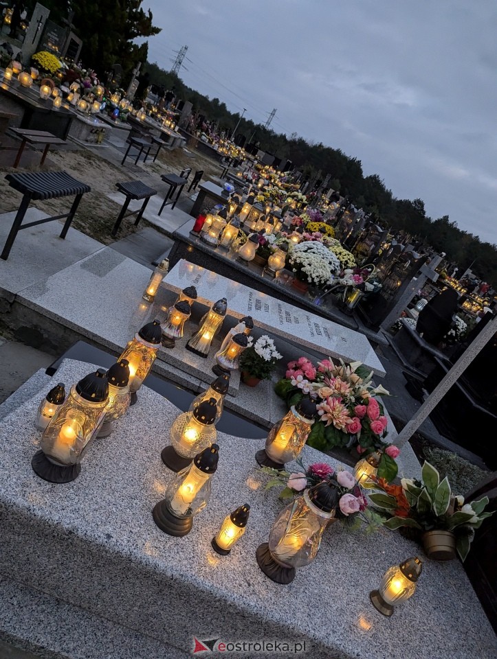 Ostrołęckie cmentarze w blasku zniczy [1.11.2024] - zdjęcie #42 - eOstroleka.pl