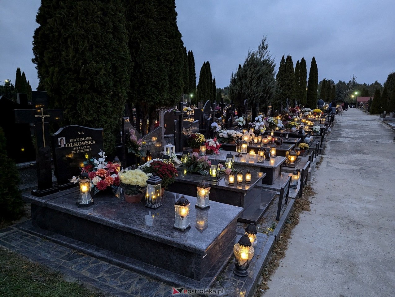 Ostrołęckie cmentarze w blasku zniczy [1.11.2024] - zdjęcie #41 - eOstroleka.pl