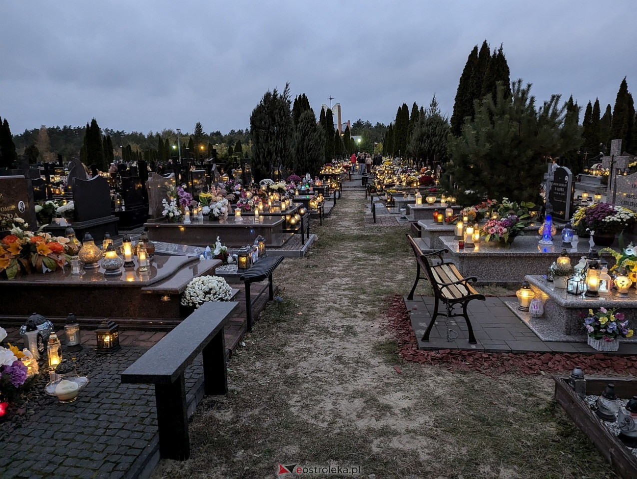 Ostrołęckie cmentarze w blasku zniczy [1.11.2024] - zdjęcie #40 - eOstroleka.pl