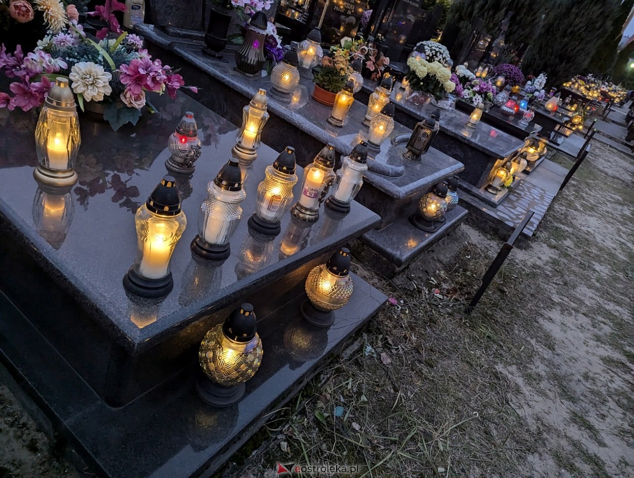 Ostrołęckie cmentarze w blasku zniczy [1.11.2024] - zdjęcie #39 - eOstroleka.pl