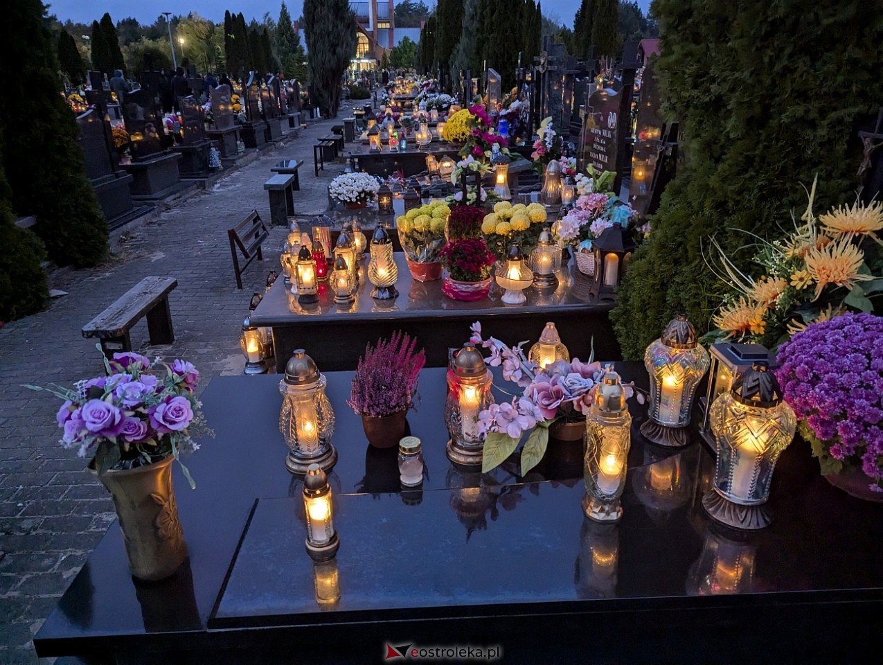 Ostrołęckie cmentarze w blasku zniczy [1.11.2024] - zdjęcie #35 - eOstroleka.pl