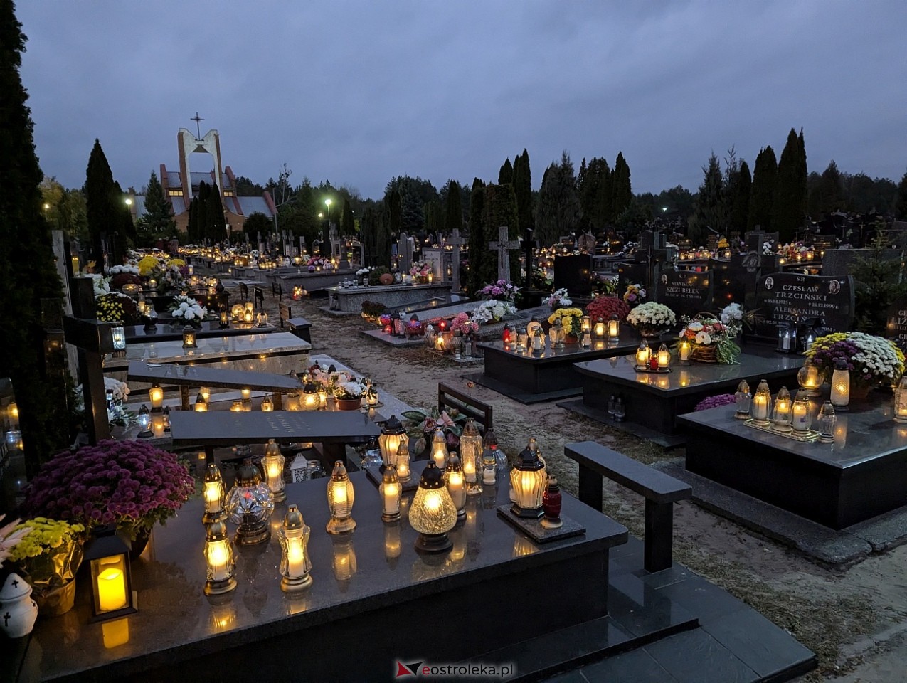 Ostrołęckie cmentarze w blasku zniczy [1.11.2024] - zdjęcie #33 - eOstroleka.pl