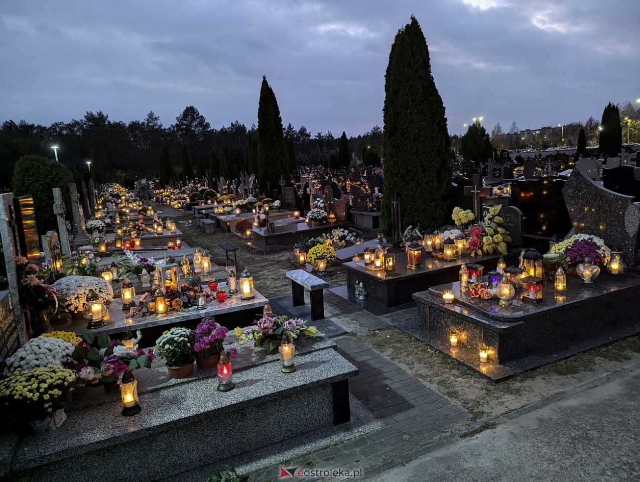 Ostrołęckie cmentarze w blasku zniczy [1.11.2024] - zdjęcie #32 - eOstroleka.pl