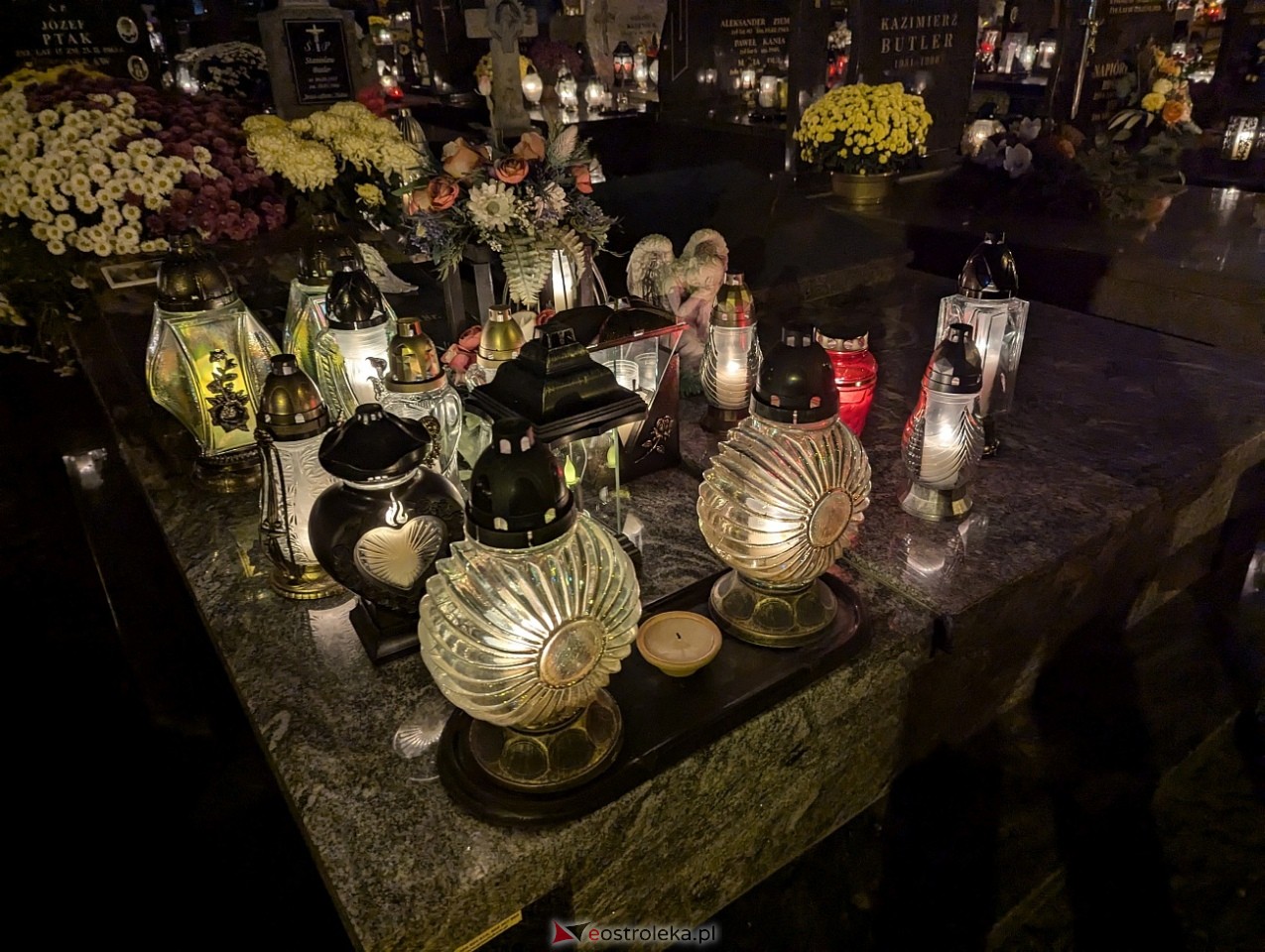 Ostrołęckie cmentarze w blasku zniczy [1.11.2024] - zdjęcie #20 - eOstroleka.pl
