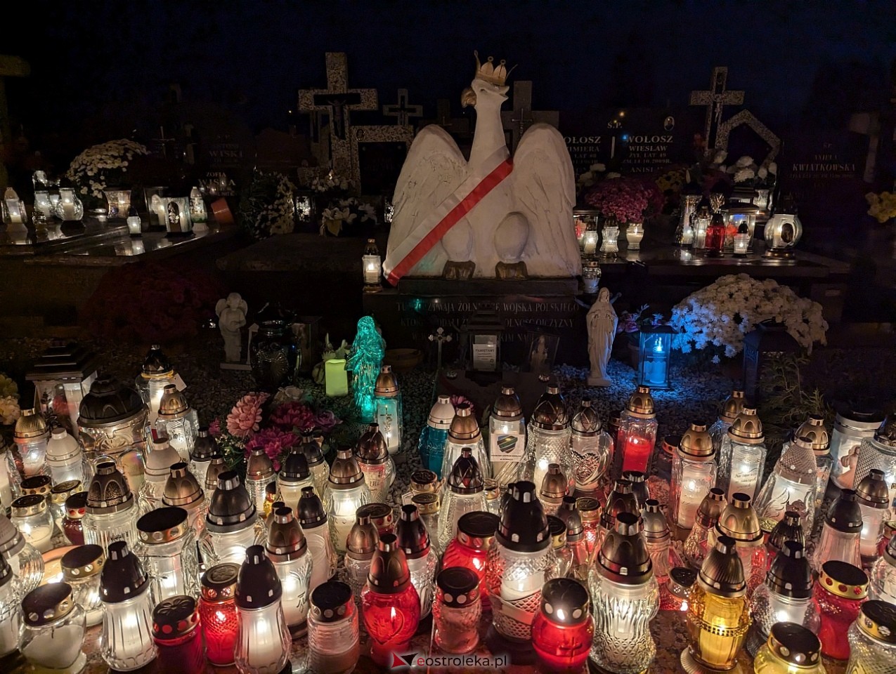 Ostrołęckie cmentarze w blasku zniczy [1.11.2024] - zdjęcie #15 - eOstroleka.pl