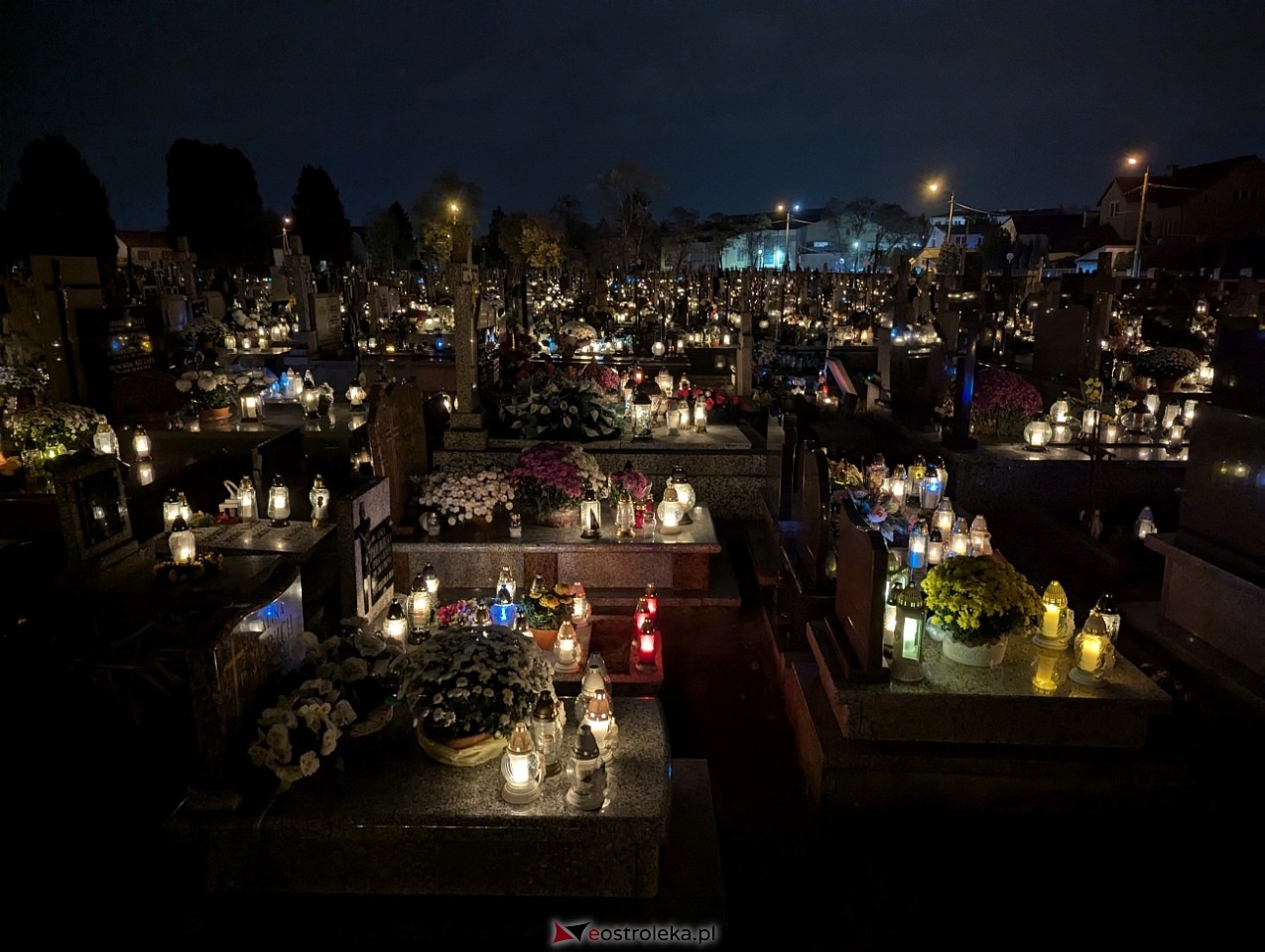 Ostrołęckie cmentarze w blasku zniczy [1.11.2024] - zdjęcie #14 - eOstroleka.pl
