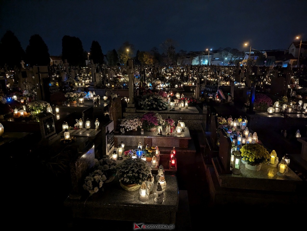 Ostrołęckie cmentarze w blasku zniczy [1.11.2024] - zdjęcie #13 - eOstroleka.pl