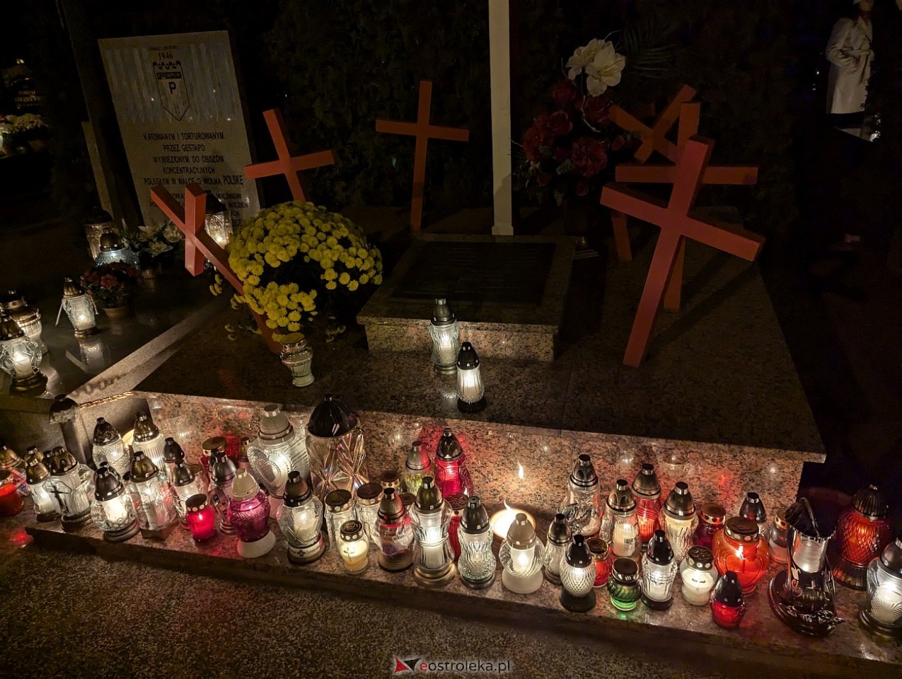 Ostrołęckie cmentarze w blasku zniczy [1.11.2024] - zdjęcie #6 - eOstroleka.pl