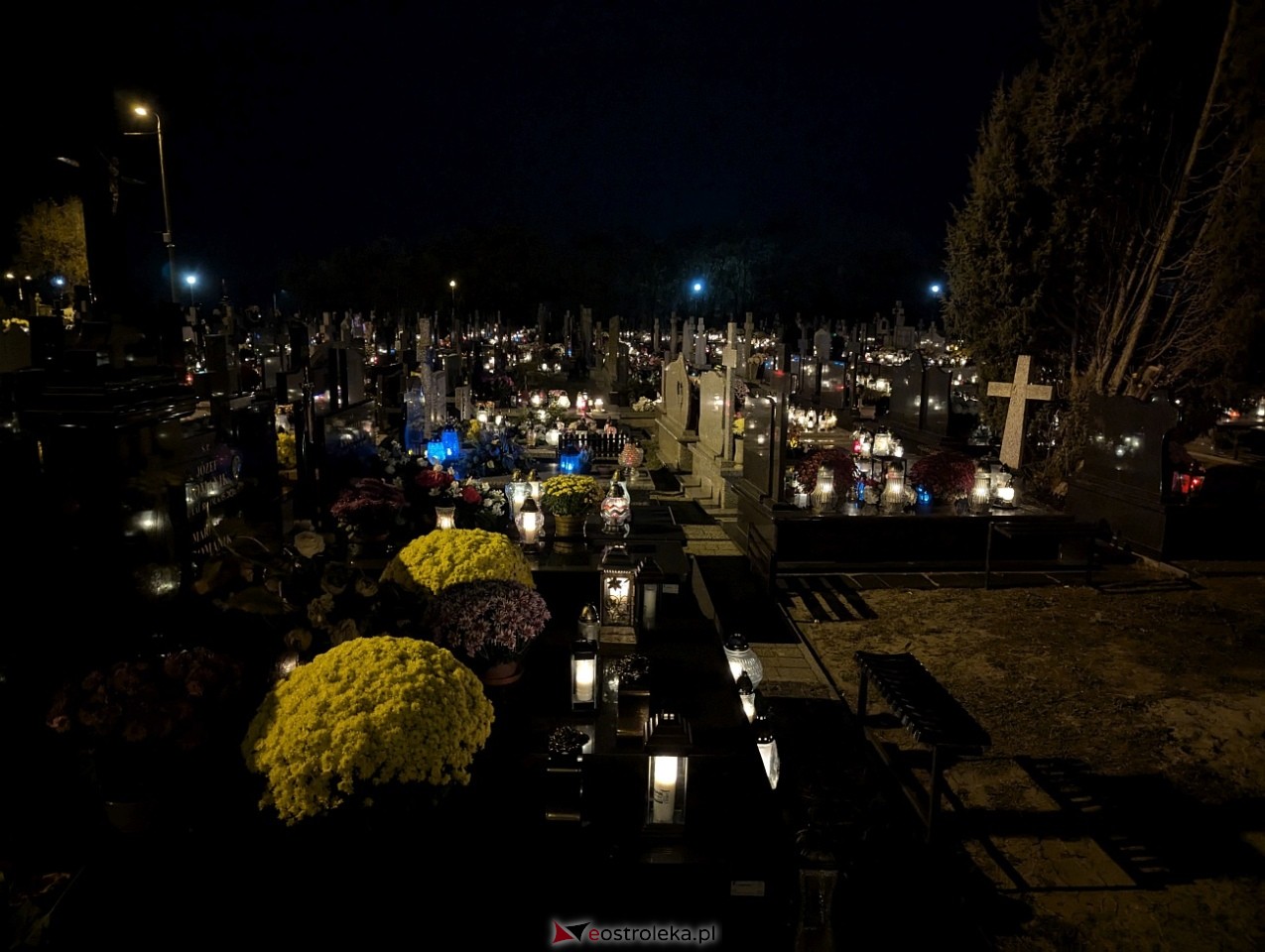 Ostrołęckie cmentarze w blasku zniczy [1.11.2024] - zdjęcie #4 - eOstroleka.pl
