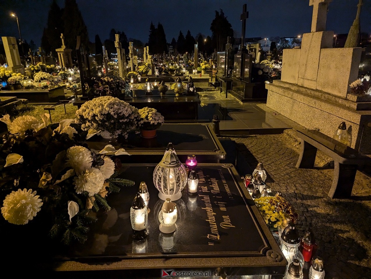 Ostrołęckie cmentarze w blasku zniczy [1.11.2024] - zdjęcie #3 - eOstroleka.pl