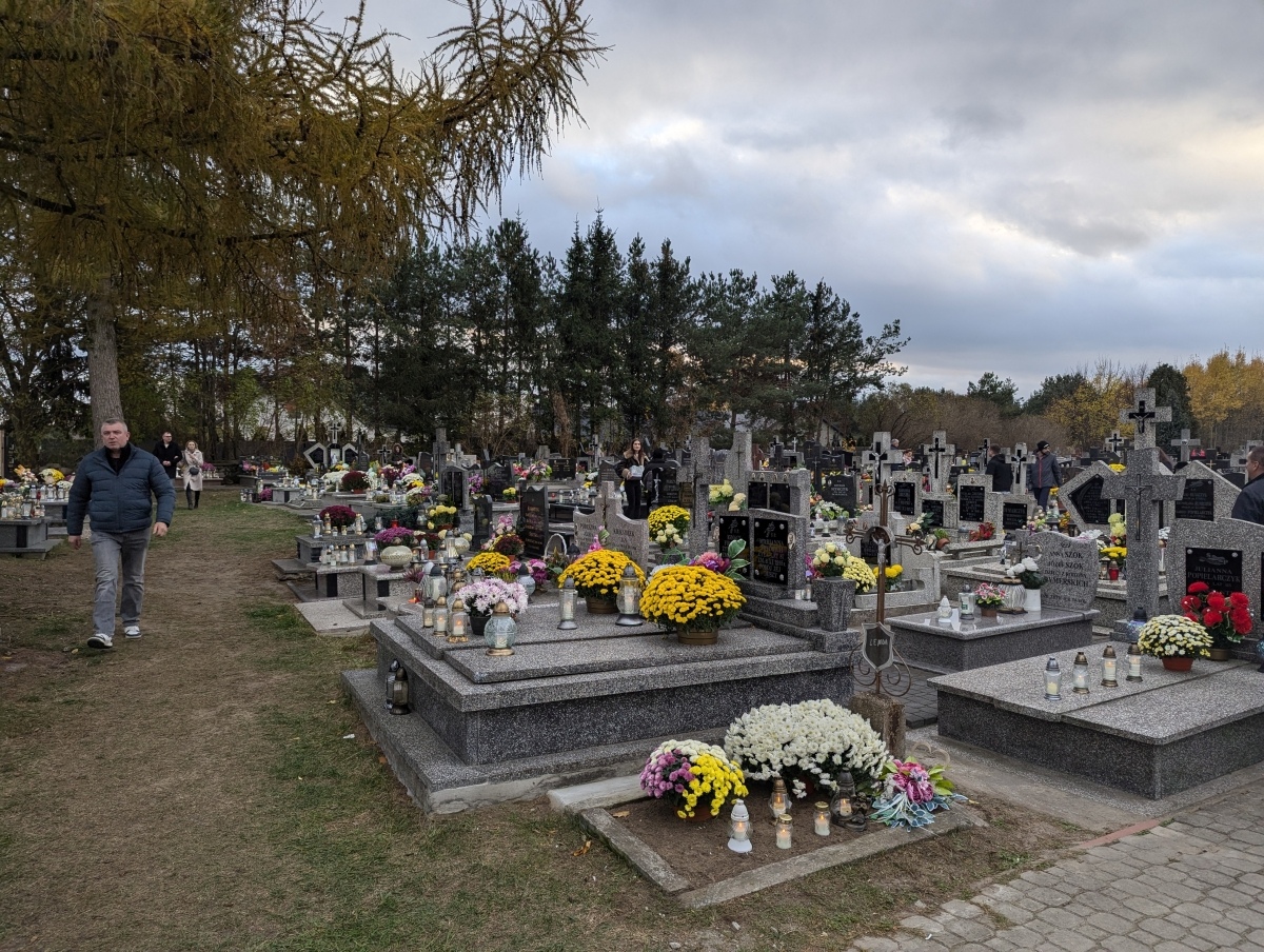 Święto Zmarłych na Kurpiach - cmentarze w Kadzidle i Lipnikach [01.11.2024] - zdjęcie #8 - eOstroleka.pl