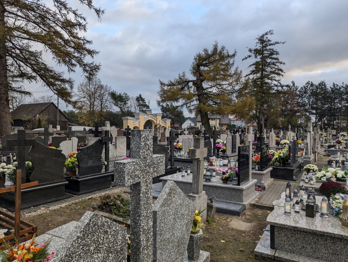 Święto Zmarłych na Kurpiach - cmentarze w Kadzidle i Lipnikach [01.11.2024] - zdjęcie #1 - eOstroleka.pl