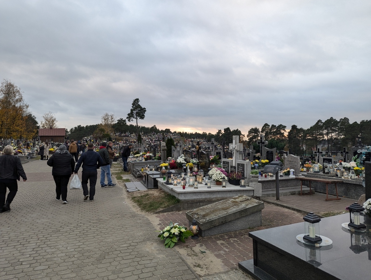 Święto Zmarłych na Kurpiach - cmentarze w Kadzidle i Lipnikach [01.11.2024] - zdjęcie #31 - eOstroleka.pl