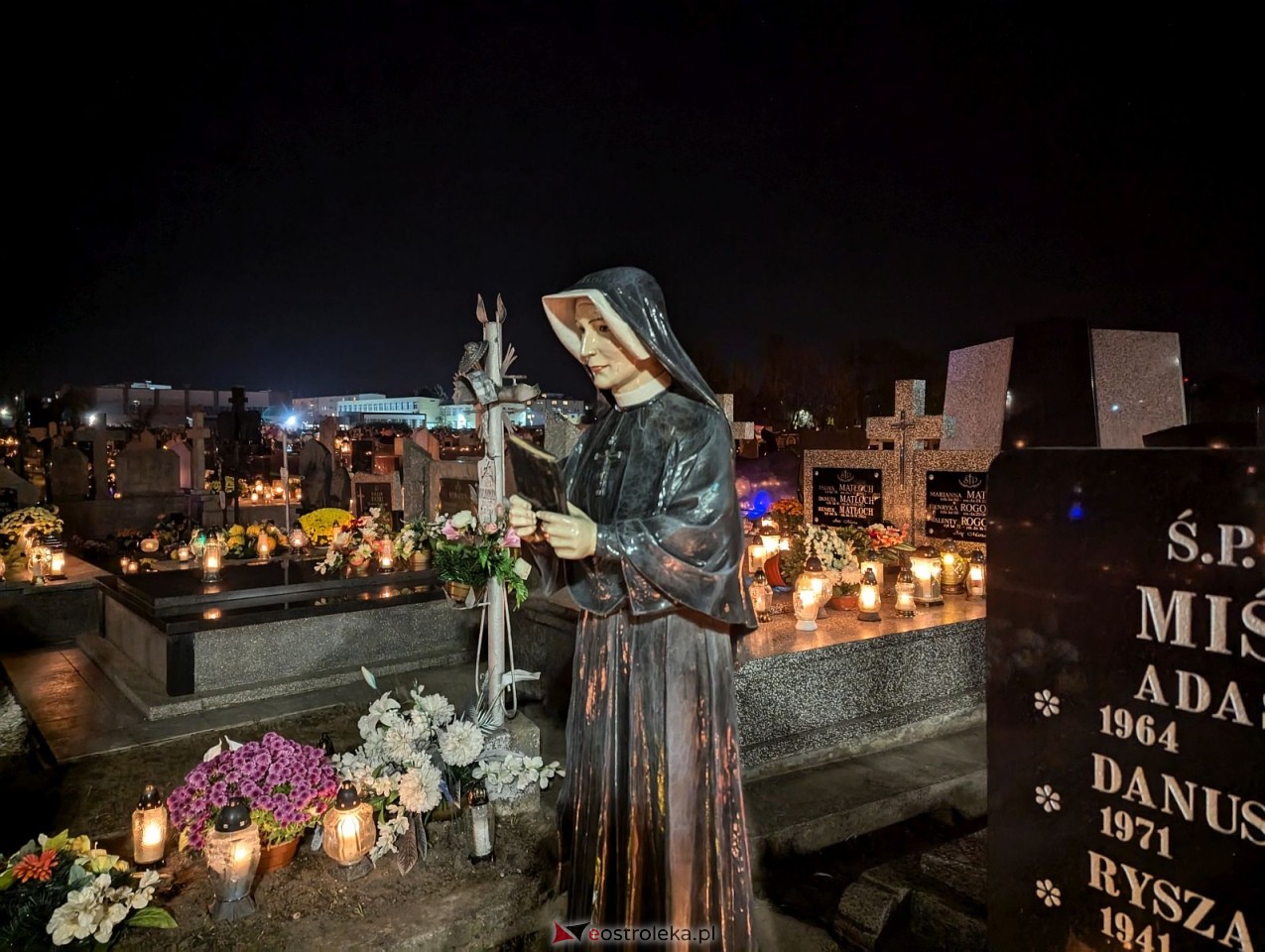 Cmentarz w Przasnyszu [01.11.2024] - zdjęcie #28 - eOstroleka.pl