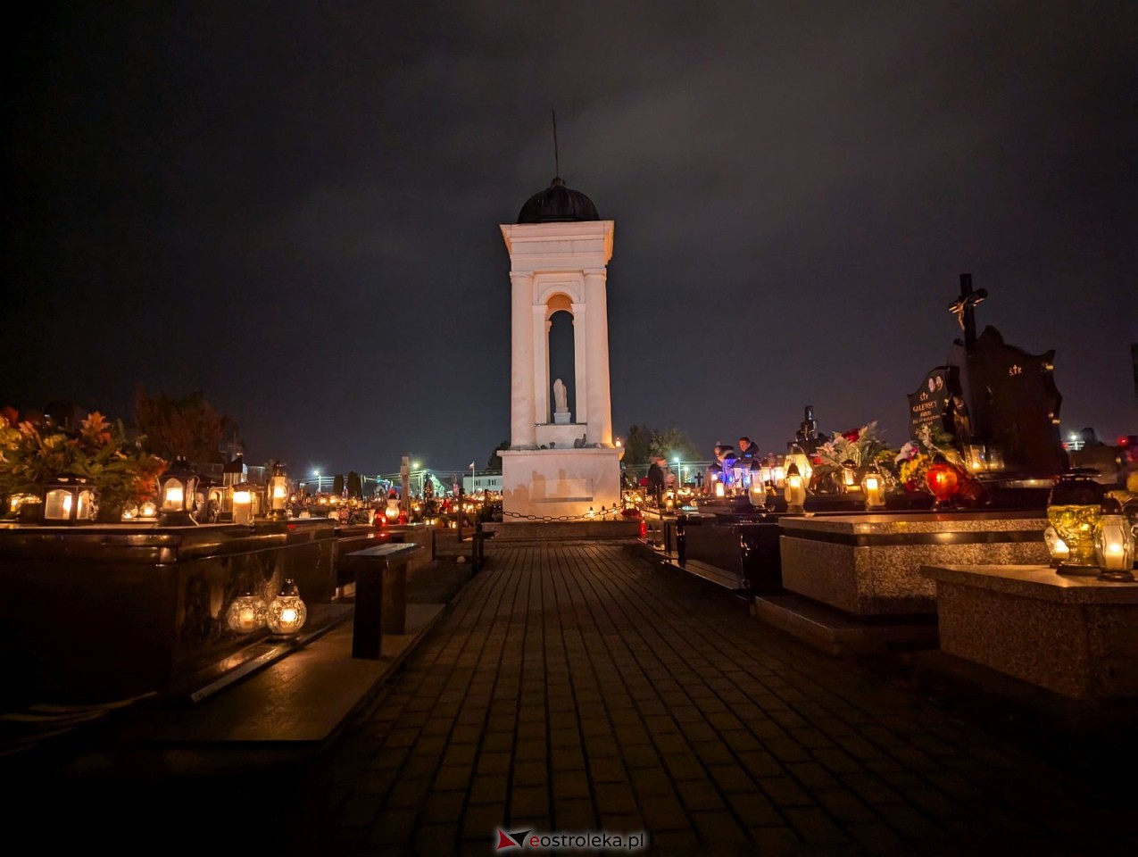 Cmentarz w Przasnyszu [01.11.2024] - zdjęcie #14 - eOstroleka.pl
