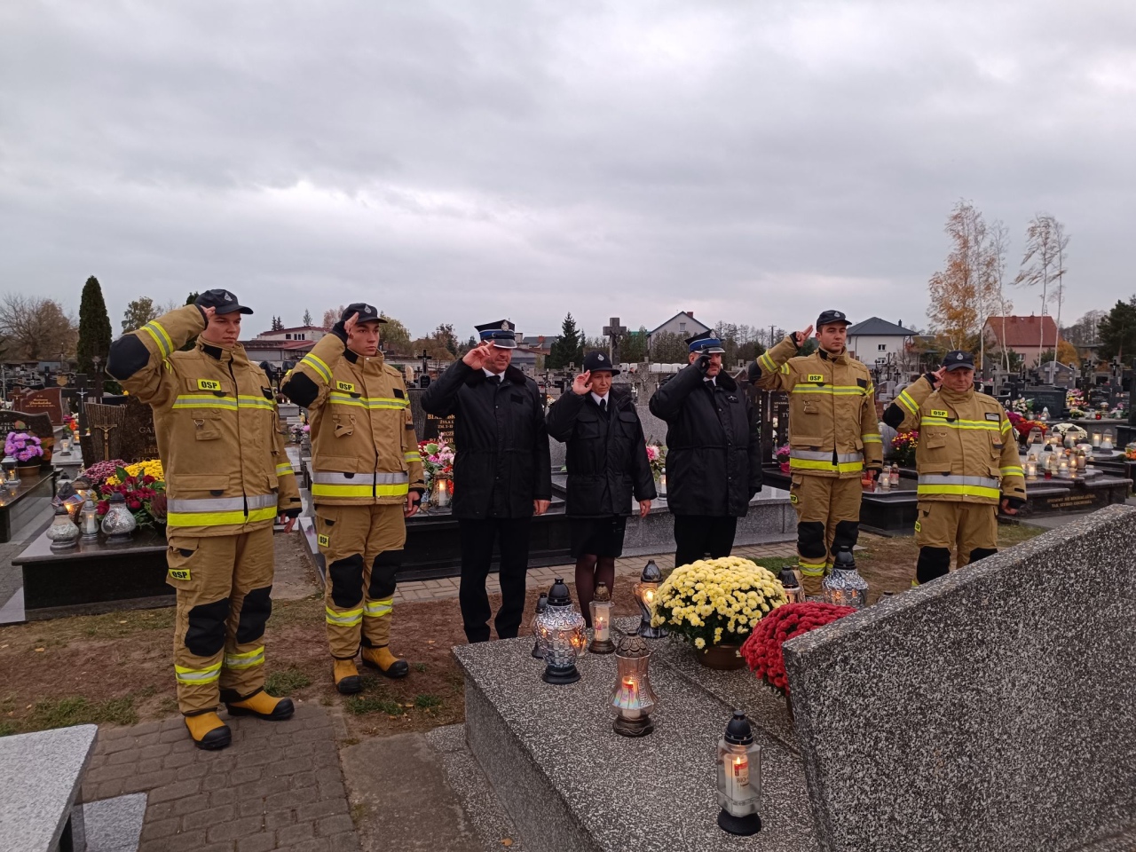 Strażacy OSP Troszyn oddali hołd zmarłym druhom [1.11.2024] - zdjęcie #12 - eOstroleka.pl