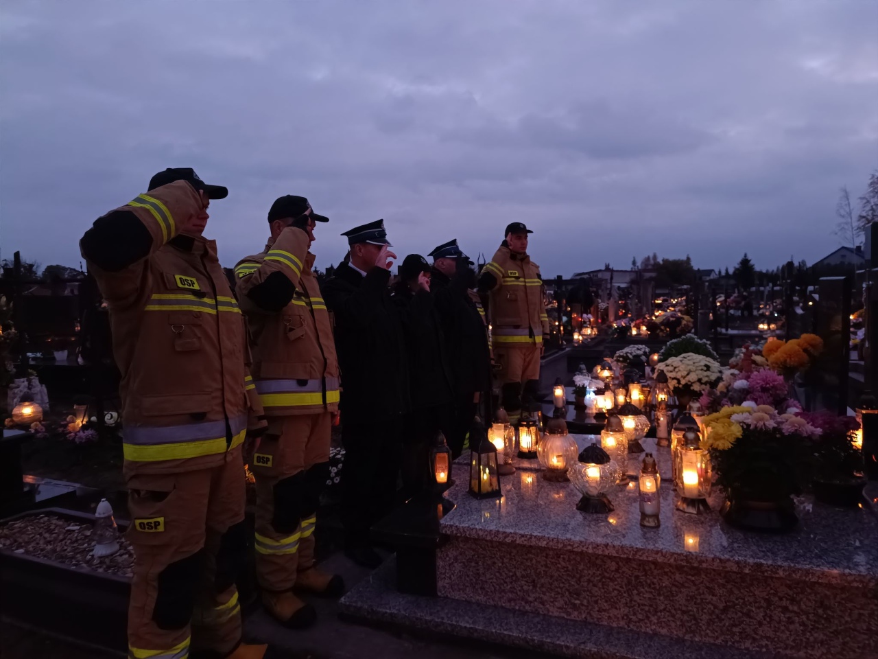 Strażacy OSP Troszyn oddali hołd zmarłym druhom [1.11.2024] - zdjęcie #5 - eOstroleka.pl