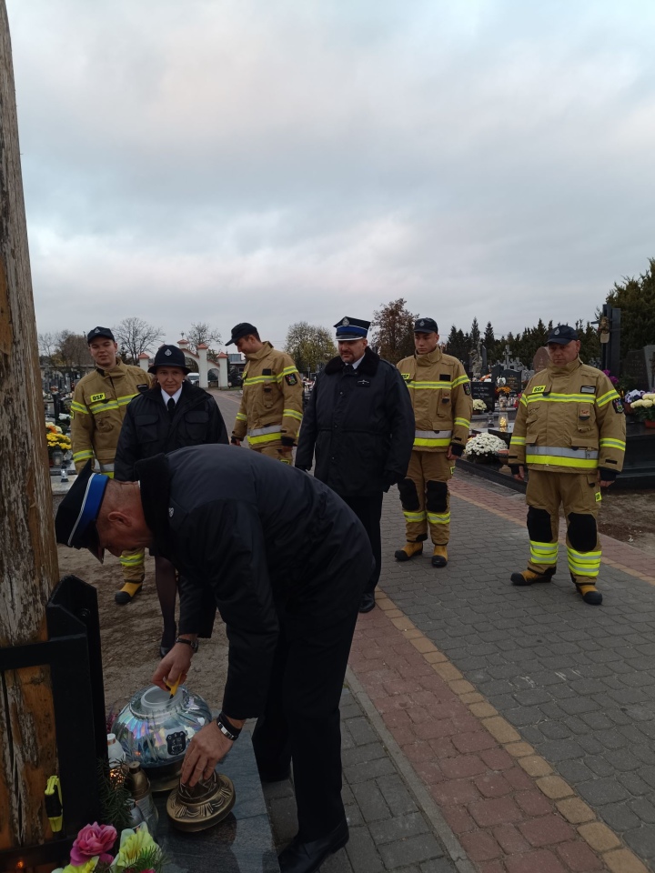 Strażacy OSP Troszyn oddali hołd zmarłym druhom [1.11.2024] - zdjęcie #3 - eOstroleka.pl