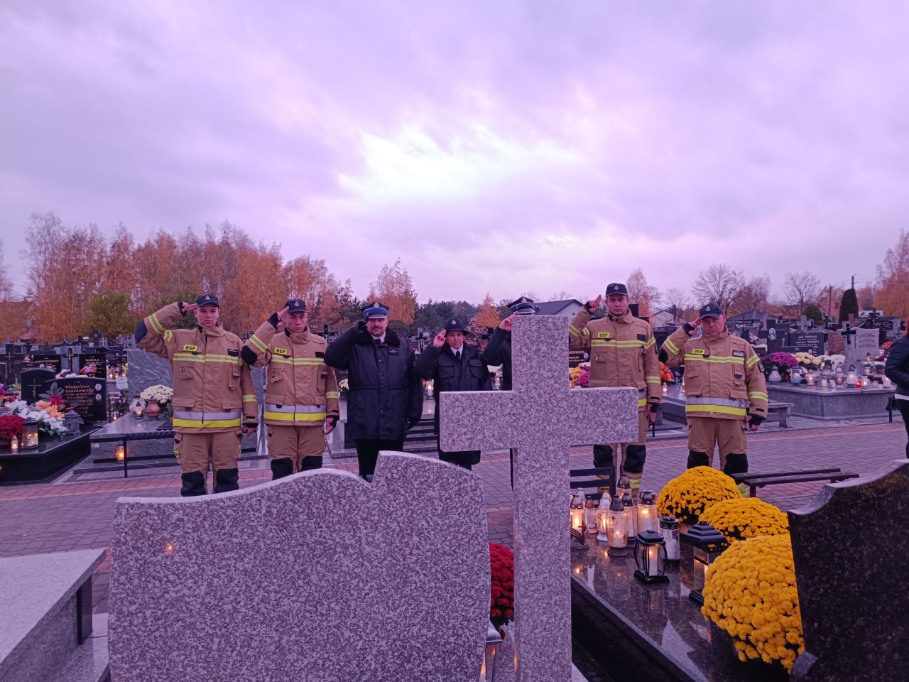 Strażacy OSP Troszyn oddali hołd zmarłym druhom [1.11.2024] - zdjęcie #8 - eOstroleka.pl